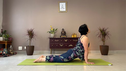 Natiê Yoga — postura de equilíbrio e flexibilidade