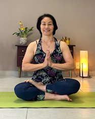 Natiê Yoga — instrutora de yoga em meditação no Paraíso, São Paulo